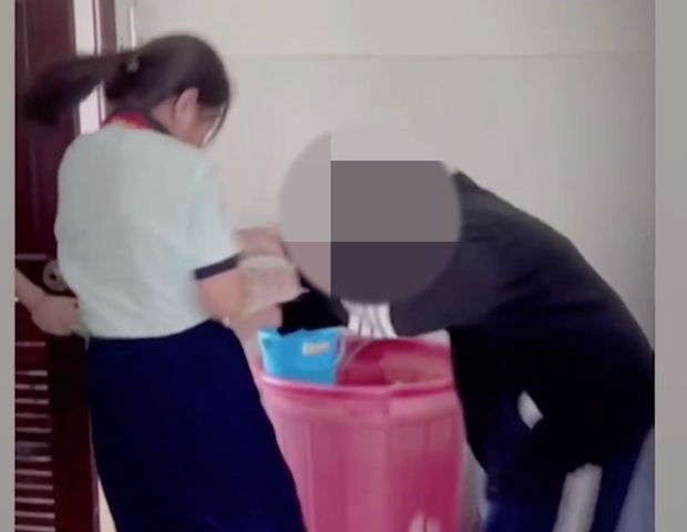 TP.HCM: Nữ sinh lớp 8 bị đánh túi bụi tại nhà vệ sinh trong trường