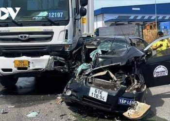 va cham voi xe dau keo thay va hoc vien xe tap lai thoat chet trong gang tac Va chạm với xe đầu kéo, thầy và học viên xe tập lái thoát chết trong gang tấc Va chạm với xe đầu kéo, thầy và học viên xe tập lái thoát chết trong gang tấc