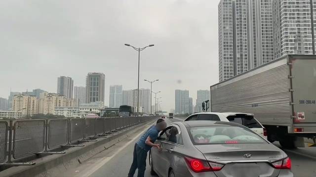 Xác minh tài xế Porsche chặn đầu, nhổ nước bọt vào xe khác ở Hà Nội