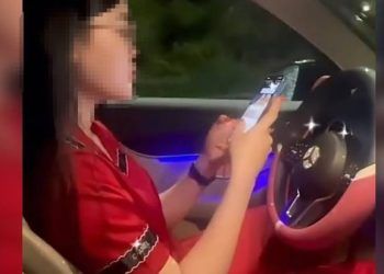 Xử phạt nữ tài xế Mercedes buông 2 tay, 'dán mắt' vào điện thoại để quay TikTok
