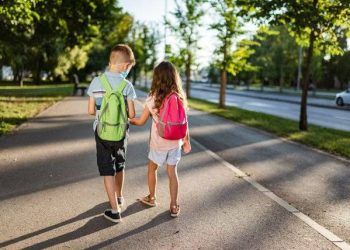 6 kiểu 'tình bạn giả mạo', cha mẹ phải nói với con từ sớm: Chơi cùng với những người bạn này chỉ khiến cuộc đời con đi xuống