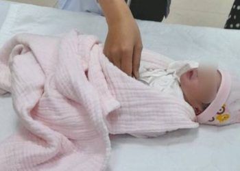 be gai so sinh bi bo roi trong tui nylon kien bu khap co the Bé gái sơ sinh bị bỏ rơi trong túi nylon, kiến bu khắp cơ thể Bé gái sơ sinh bị bỏ rơi trong túi nylon, kiến bu khắp cơ thể