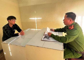 Chở bạn gái đi chơi bị chặn đầu xe, nam thanh niên đâm chết người