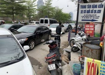 Chủ xe xếp hàng 2 ngày chờ đăng kiểm, sắp nhận tem thì công an ập vào khám xét