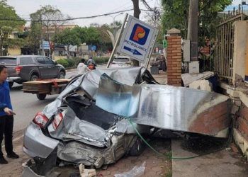 Cuộn thép hàng chục tấn rơi xuống đường đè bẹp ô tô con