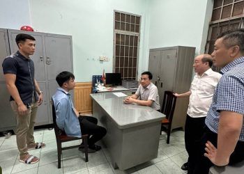 giai cuu chau be 4 tuoi bi doi tuong khong che doa tu thieu Giải cứu cháu bé 4 tuổi bị đối tượng khống chế, dọa tự thiêu Giải cứu cháu bé 4 tuổi bị đối tượng khống chế, dọa tự thiêu