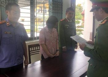 Một nữ kế toán trường học bị khởi tố tội tham ô tài sản