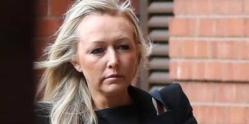 Người đàn ông bị vợ đánh suốt 20 năm, luôn phải trang điểm để che dấu vết