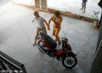 Người đàn ông say rượu đánh CSGT vì bị từ chối đi giải quyết vụ đánh nhau