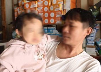 nguoi lon mau thuan be gai hon 2 tuoi bi xit hoi cay vao mat Người lớn mâu thuẫn, bé gái hơn 2 tuổi bị xịt hơi cay vào mắt Người lớn mâu thuẫn, bé gái hơn 2 tuổi bị xịt hơi cay vào mắt