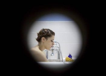 Tạm giữ gã đàn ông khoan tường để nhìn trộm phòng tắm nhà hàng xóm