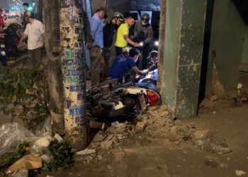 Thanh niên đi xe máy tông sập tường nhà dân