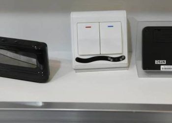 Vào phòng khách sạn phải rút ngay phích cắm điện đồ vật này: Đây chính là nơi giấu camera quay lén!