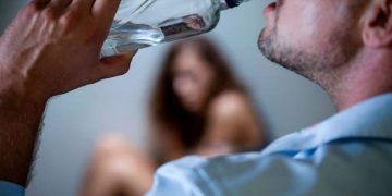 Vì sao nam giới uống rượu 'yêu' sung hơn nhưng dễ bị đột tử?